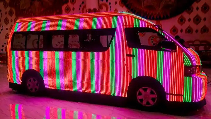 世界最多LEDライトのバン