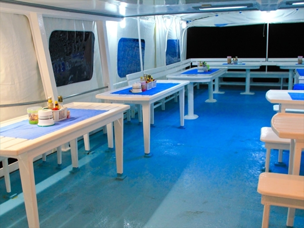 シミラン諸島・宿泊パッケージ MV Koonボートの船内・食事場所