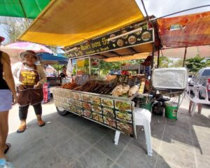 パトンビーチ・ビーチ沿の歩道にある屋台