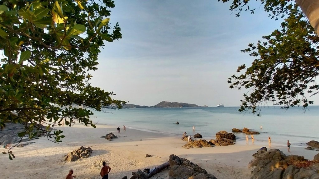 プーケット島・ パトンビーチ 朝方の風景